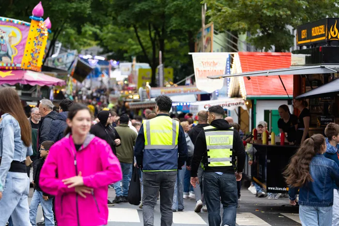 Menschenmenge auf der gut besuchten Halveraner Kirmes, Sicherheitskräfte mit Warnwesten sind erkennbar.