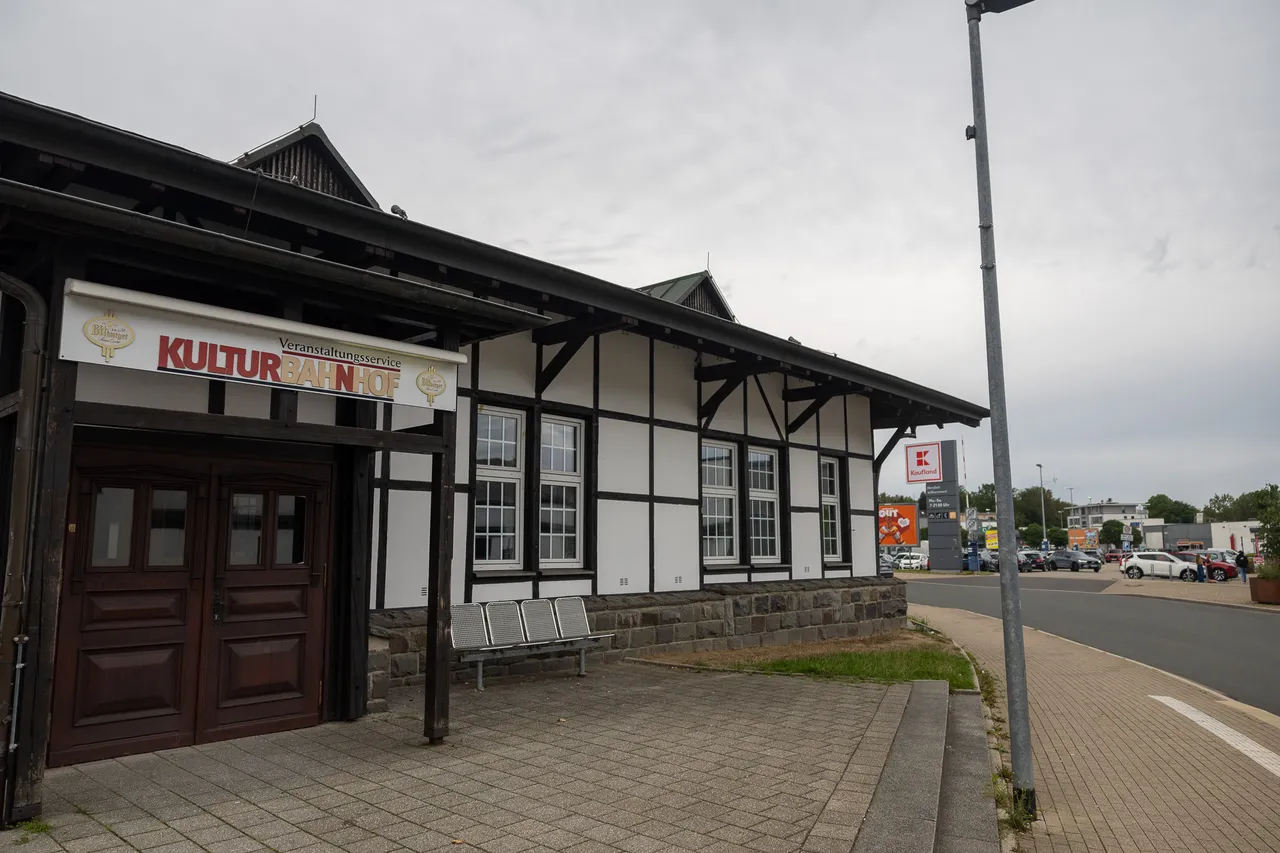 Weißes Fachwerkgebäude des Kulturbahnhofs Halver mit dunklen Holzbalken und einem Schild „Veranstaltungsservice KULTURBAHNHOF“.