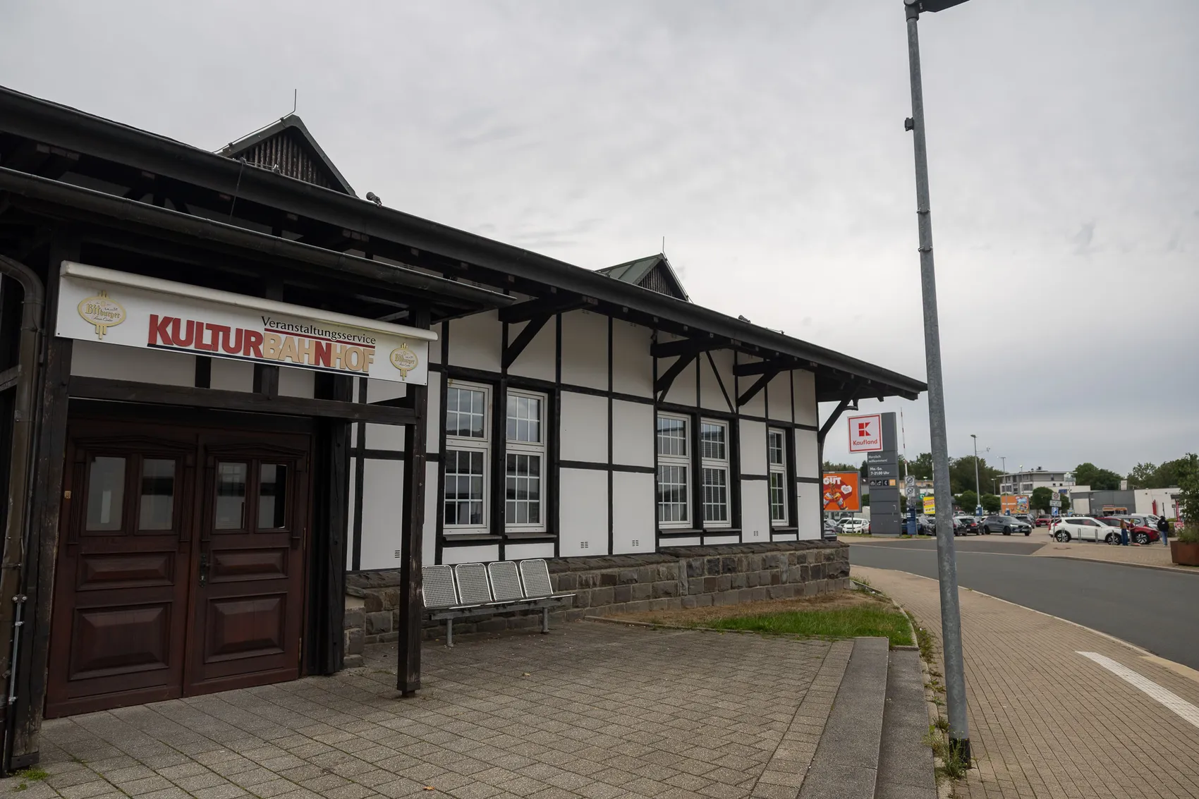 Weißes Fachwerkgebäude des Kulturbahnhofs Halver mit dunklen Holzbalken und einem Schild „Veranstaltungsservice KULTURBAHNHOF“.
