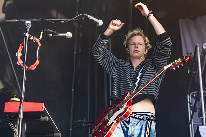 Paula Carolina spielt mit erhobenen Armen eine rote E-Gitarre auf der Main Stage des Bautz-Festivals.