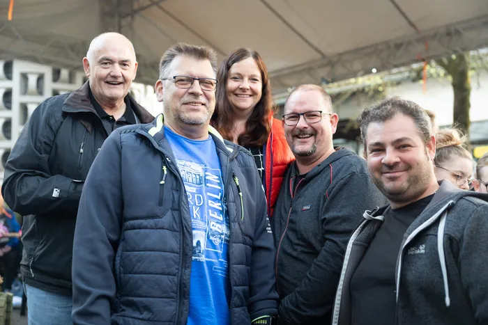 Fünf lächelnde Personen bei einem Gemeindefest in Halver.