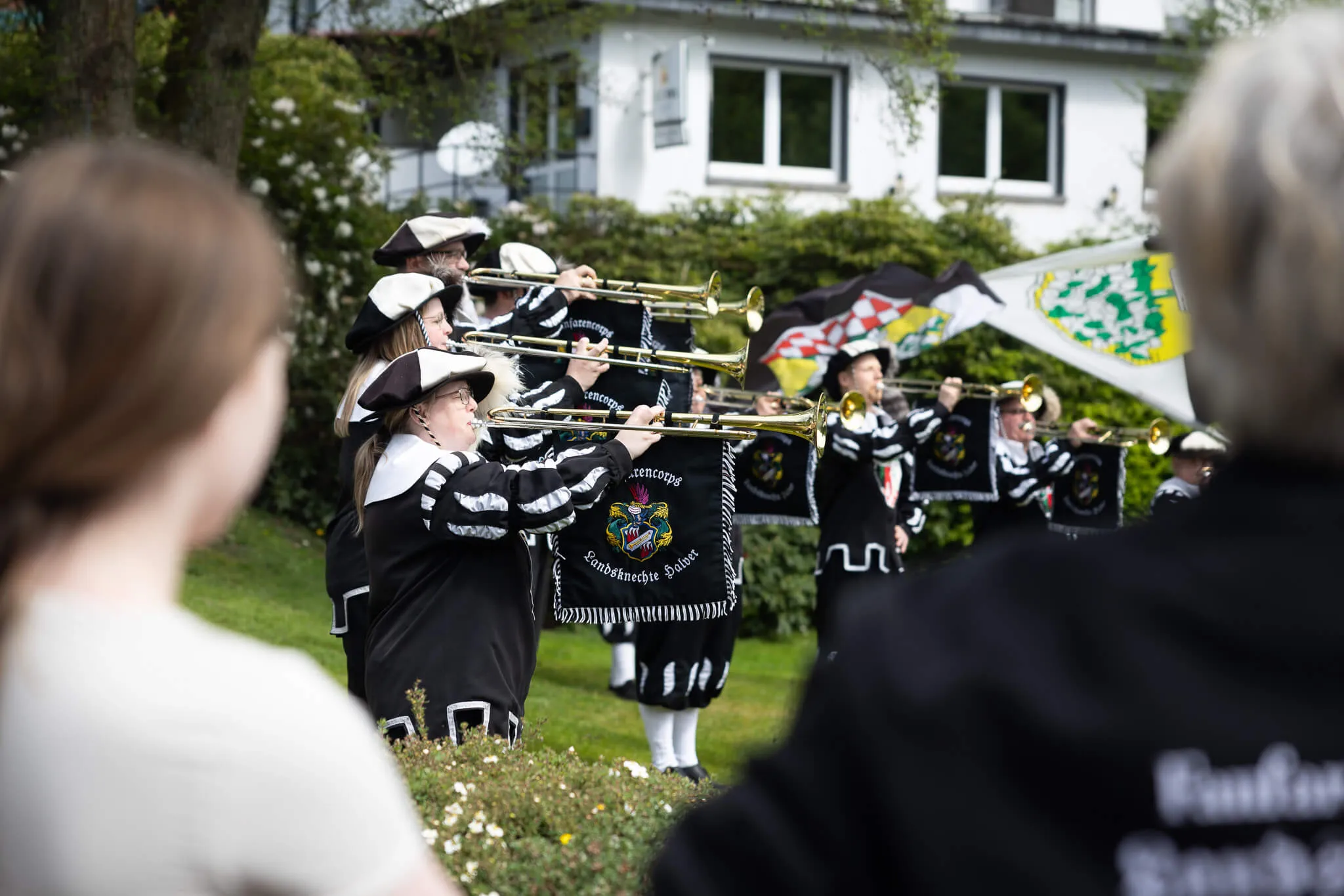 Musikzug der Freiwilligen Feuerwehr Halver spielt während der Saisoneröffnung auf. Die Musiker tragen schwarze Uniformen mit gelben Akzenten und spielen Posaunen und andere Blechblasinstrumente.