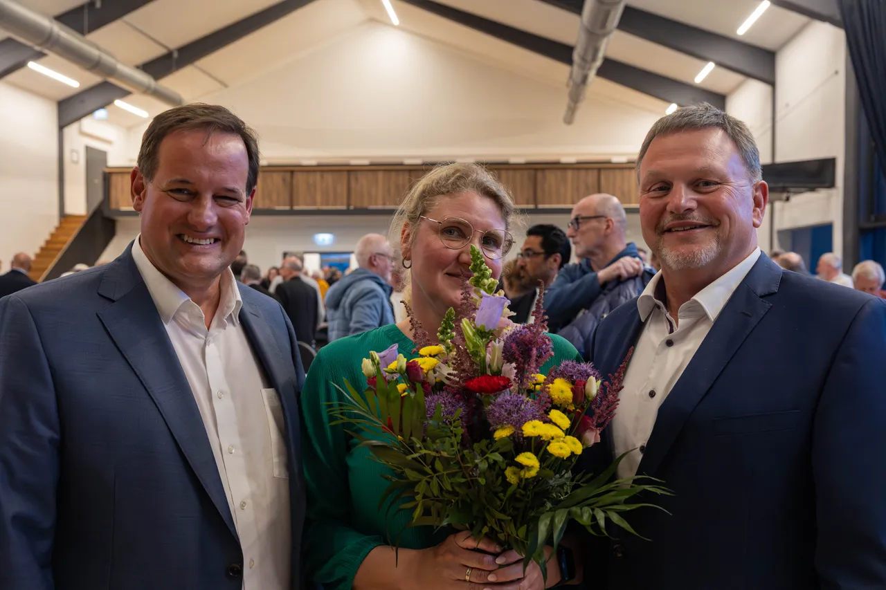 Thorsten Schick, CDU-Kreisvorsitzender, gratuliert Peter Schrade und seiner Frau zur erfolgreichen Wahl. Die Frau hält einen Blumenstrauß.