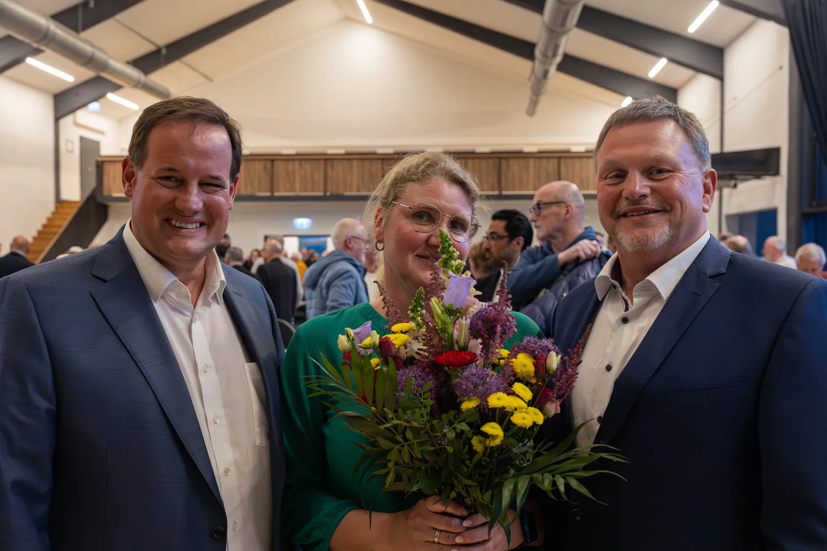 Thorsten Schick, CDU-Kreisvorsitzender, gratuliert Peter Schrade und seiner Frau zur erfolgreichen Wahl. Die Frau hält einen Blumenstrauß.