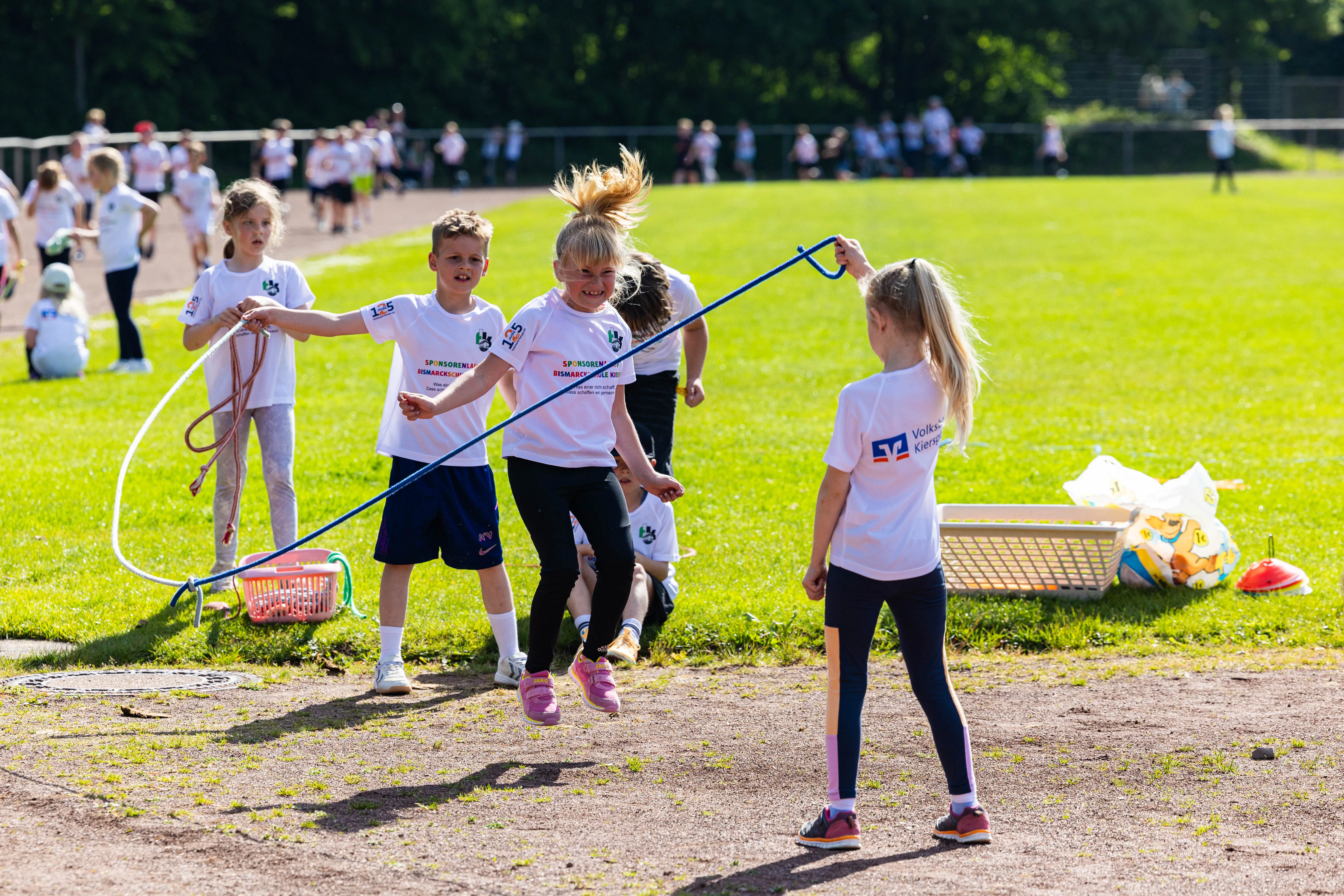 Schülerinnen und Schüler der Bismarckschule Kierspe laufen mit einem roten Band beim Spendenlauf für den guten Zweck.