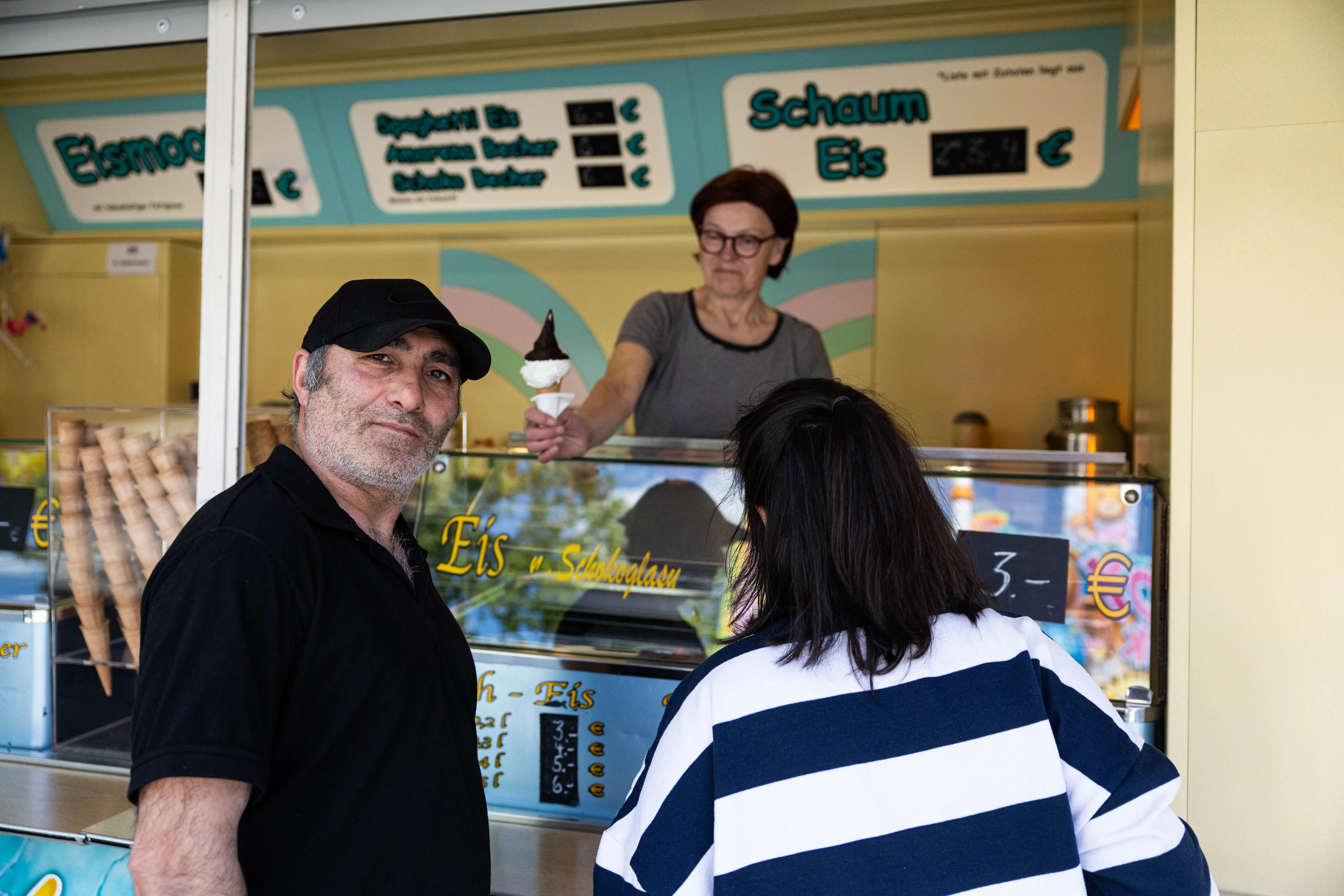 Mann und Verkäuferin an einem Eisstand auf der wenig besuchten Meinerzhagener Pfingskirmes.