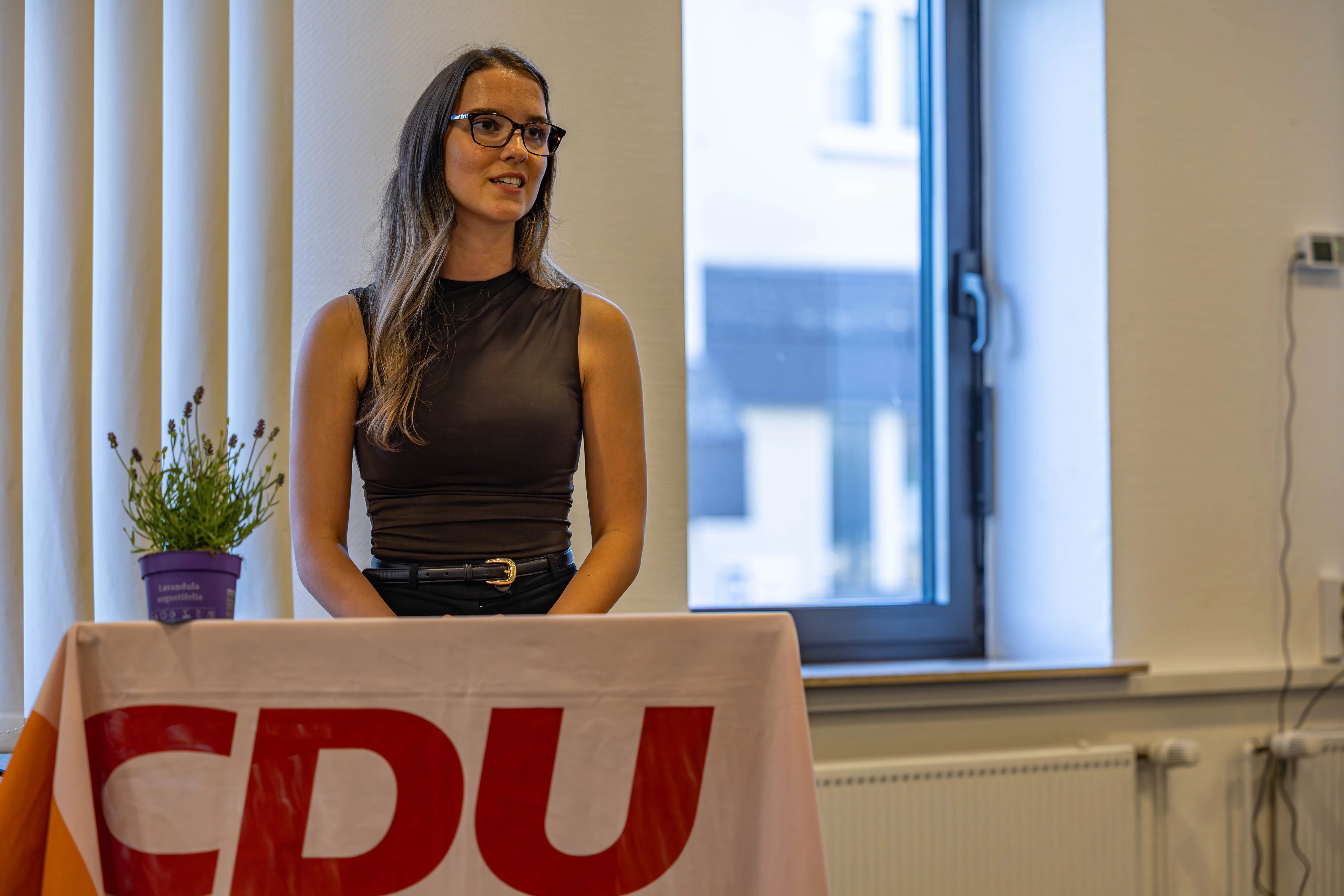 Alica Brück, CDU-Vorsitzende, spricht vor einem Pult mit dem CDU-Logo bei einem Jahresempfang.