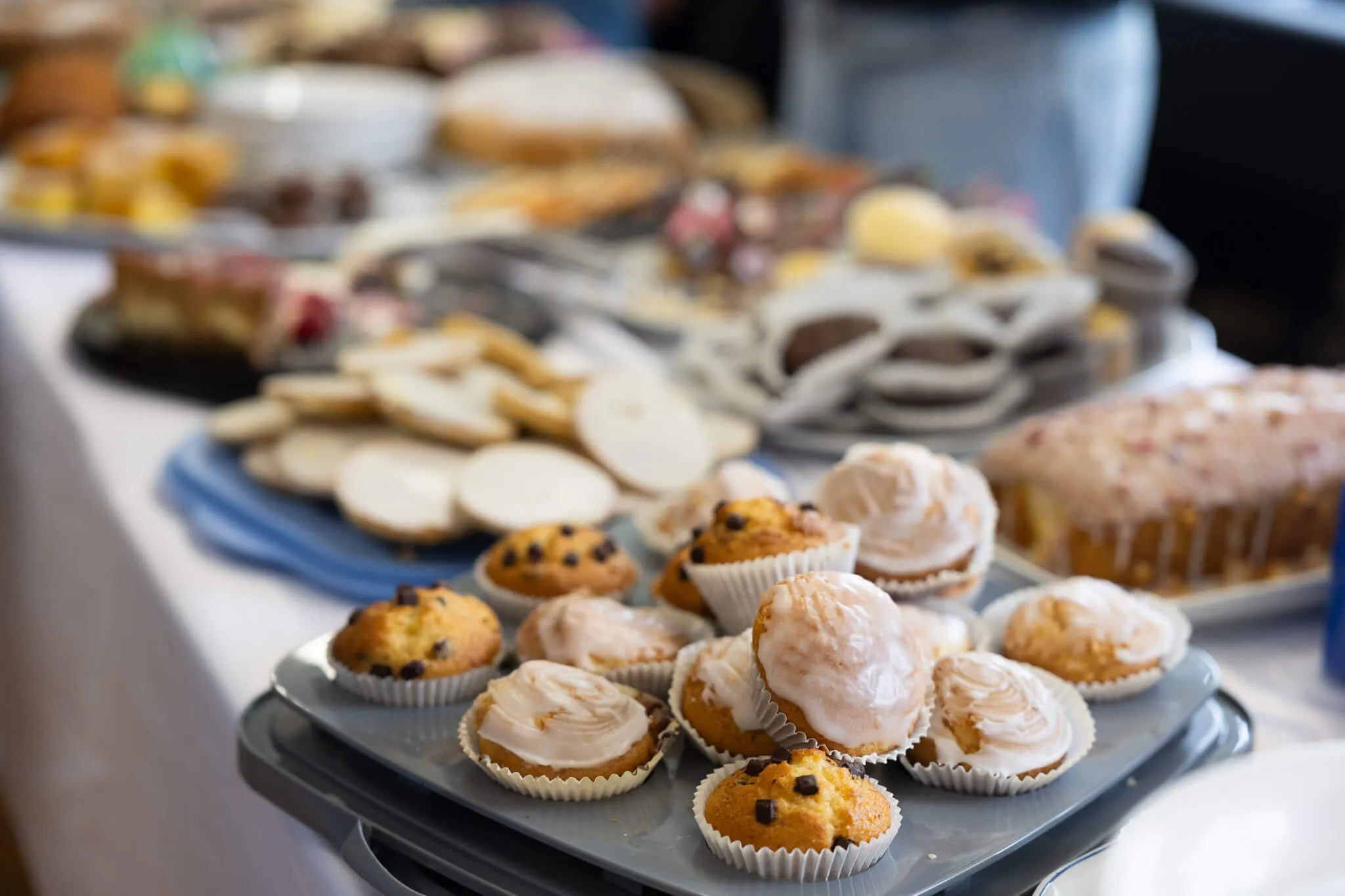 Auswahl an Kuchen, Muffins und Gebäck auf einem Tisch, vermutlich bei einem Schulfest der Humboldtschule.