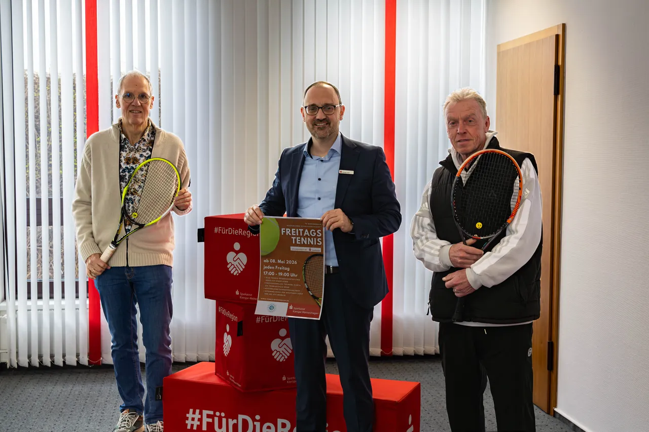 Drei Männer und eine Frau stehen vor roten Quaderförmigen Objekten mit dem Aufdruck #FürDieRegion und halten Tennisschläger. Im Hintergrund ein Plakat mit Informationen zum Freitags-Tennis ab dem 08. Mai 2026.
