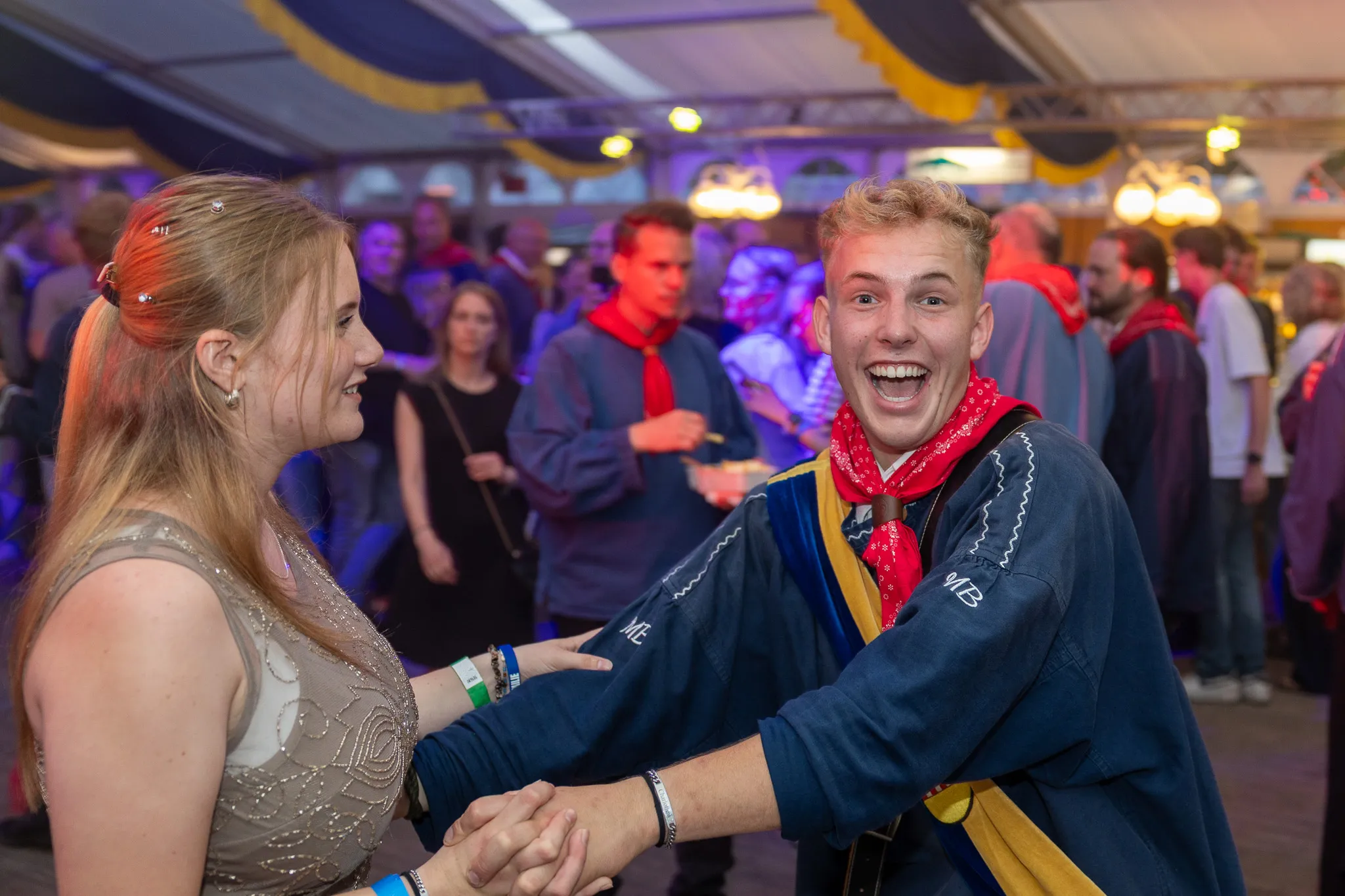 Ein junger Mann und eine junge Frau tanzen im überfüllten Festzelt auf dem Königsball der Bauernschützen.