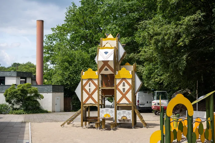 Buntes Spielschloss auf einem Spielplatz vor dem Familienbad Nattenberg.