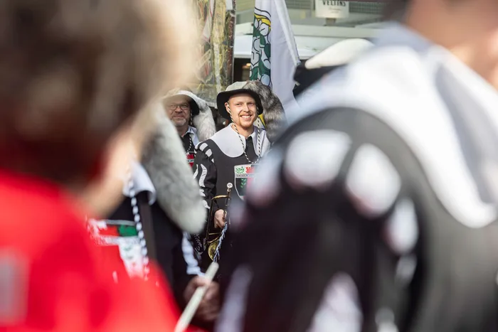 Bürgermeister Armin Kibbert lächelt in traditioneller Tracht mit Hut und Umhang während der Eröffnung der Halveraner Kirmes.