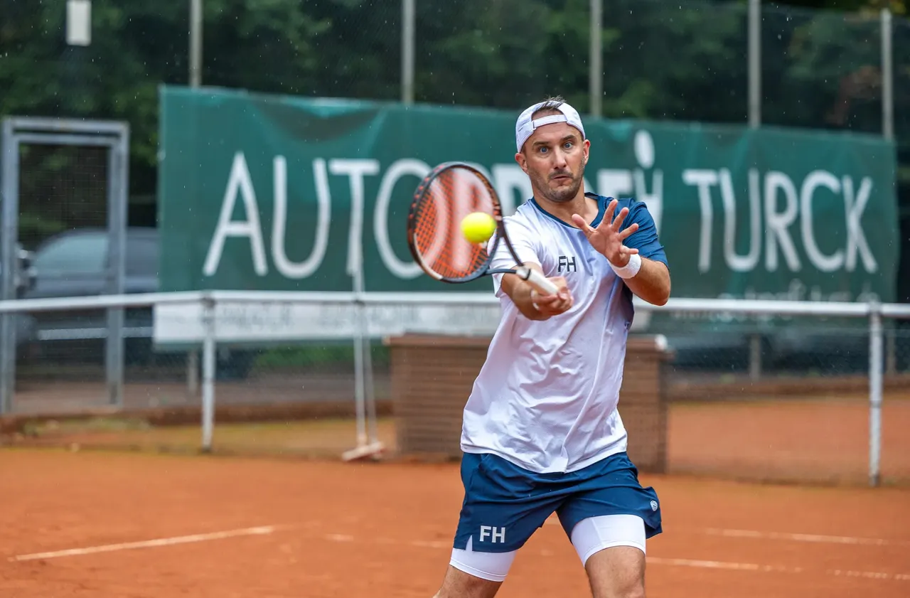 Ein Tennisspieler schlägt einen gelben Ball auf einem Sandplatz während der MTC/TC Halver Open.