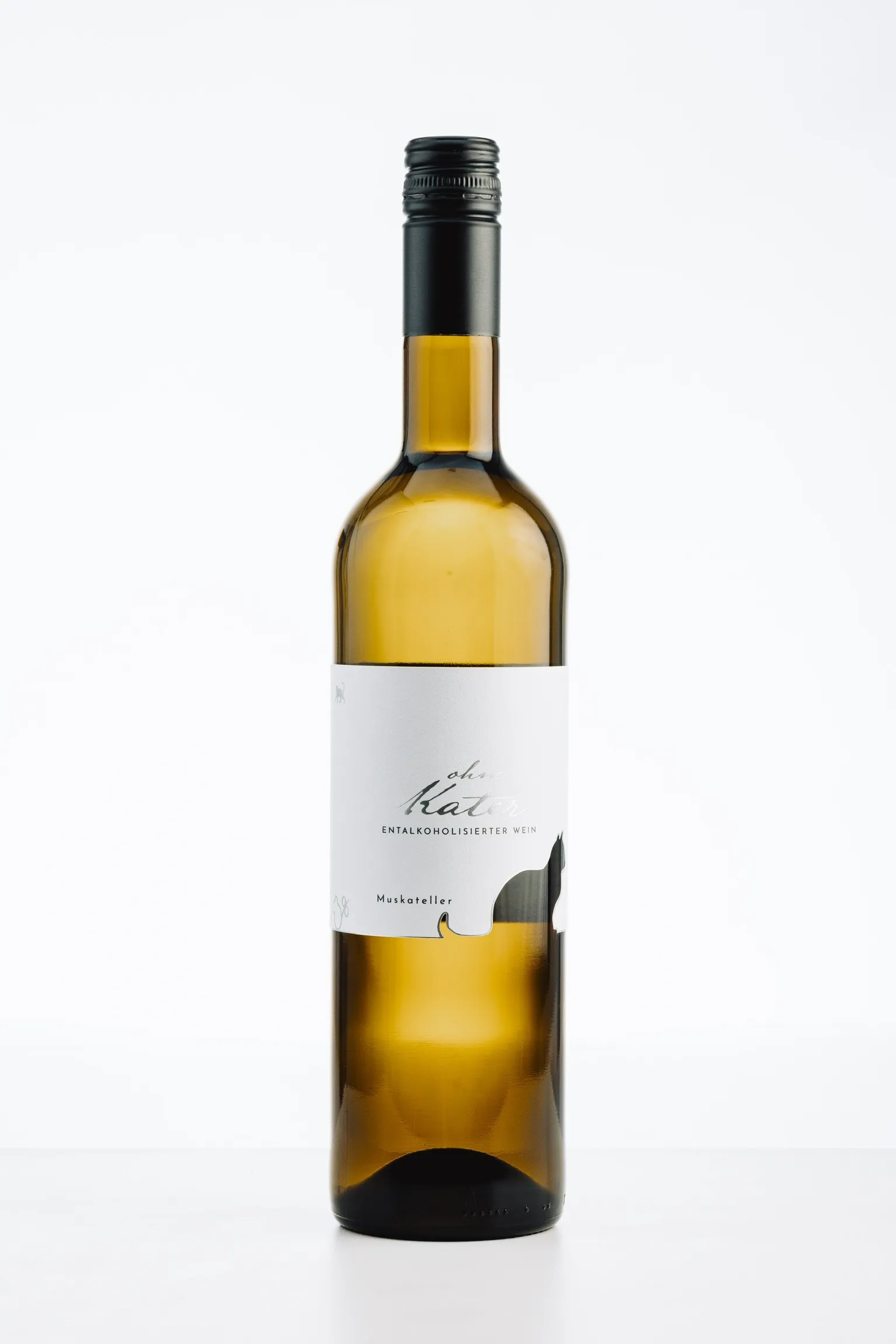 Flasche alkoholfreien Muskatellerweins mit weißem Etikett vor weißem Hintergrund.