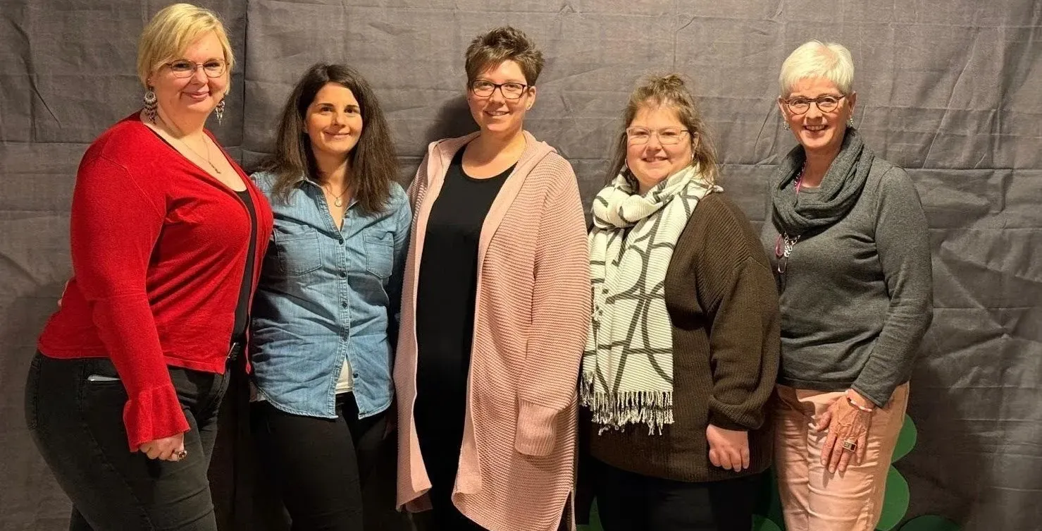 Fünf Frauen stehen nebeneinander vor einem grauen Hintergrund. Von links nach rechts: Sarah Wegner, Patricia Fernicola, Jennifer Platten, Sarah Loreen Kriesten und Andrea Hengstenberg.