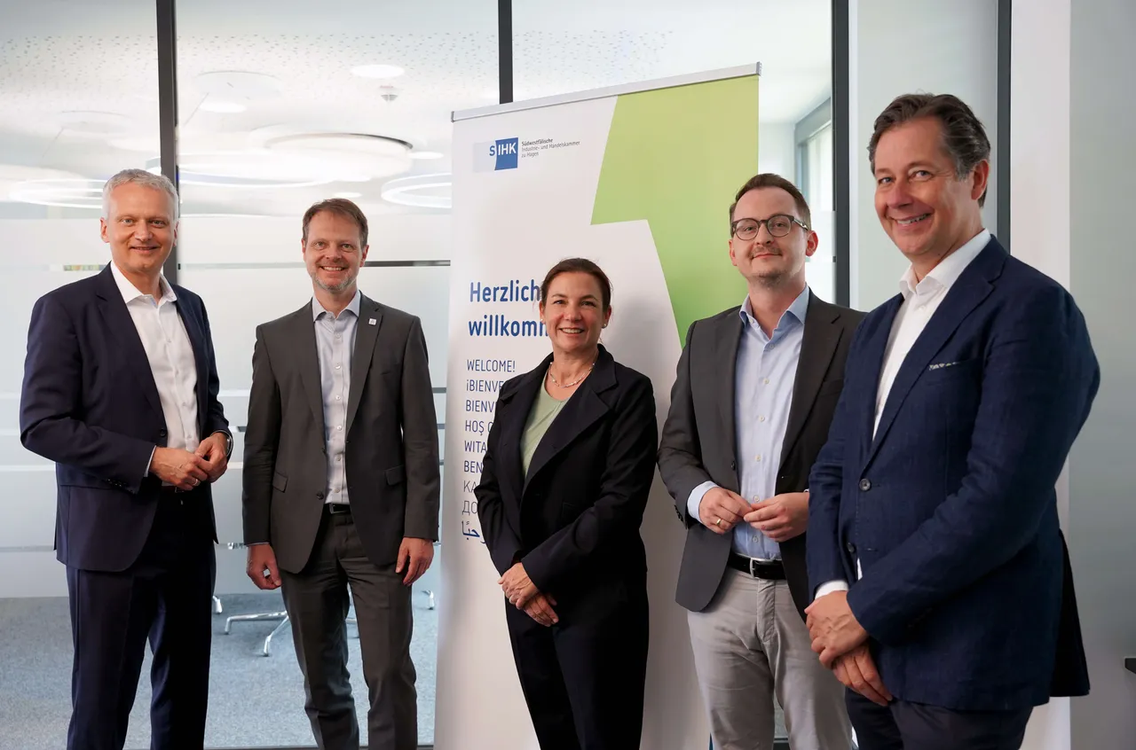 IHK-Hauptgeschäftsführer Dr. Ralf Geruschkat, Willi Kolks, Nadja Hülsmann, Stefan Nickel und Marc Simon bei einem Austausch.