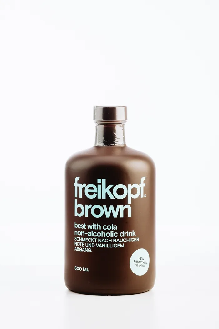 Flasche „freikopf brown“ mit dem Hinweis „best with cola“ und „non-alcoholic drink“ vor weißem Hintergrund.