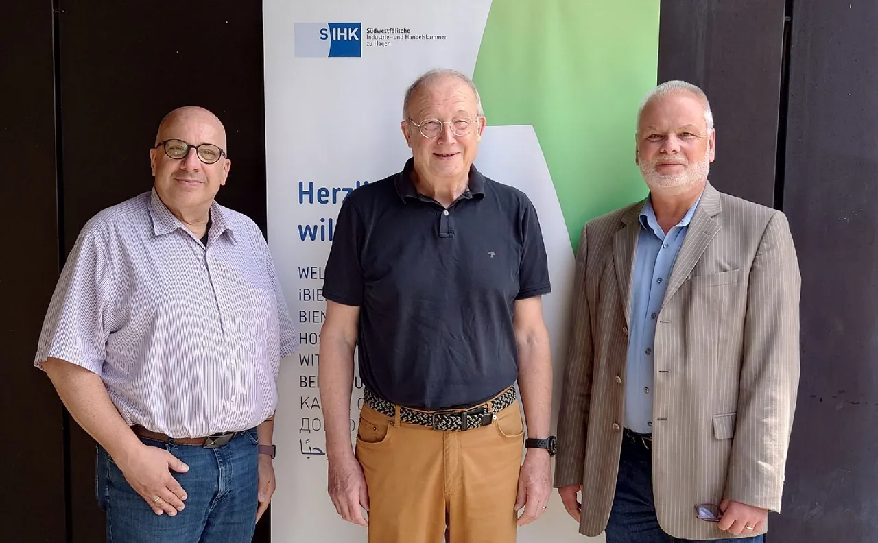 Hans Joachim Waibel, Hans Ebke und Claus Hegewaldt stehen nebeneinander vor einem Banner der Südwestfälischen Industrie- und Handelskammer.