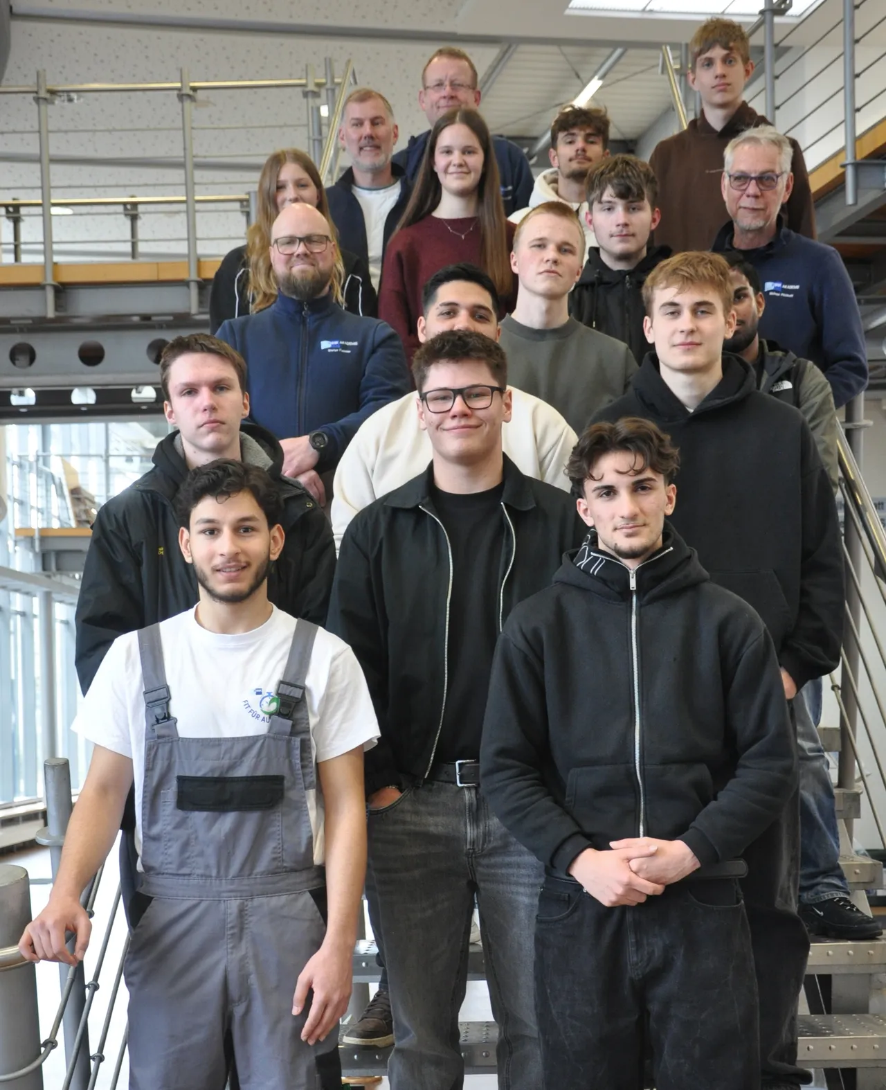 Eine Gruppe junger Erwachsener und einiger Männer posiert für ein Gruppenfoto zum Abschluss des Projekts „Fit für Ausbildung“.