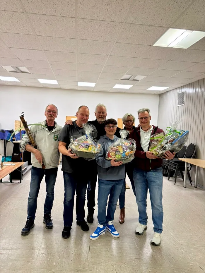 Sechs Personen posieren mit gefüllten Osterkörben in einem Schützenvereinsheim. Von links: Andreas Brensing, Holger Nonn, Martin Herzog, Pia Iteß, Regina Herzog und Thomas Schimchen.