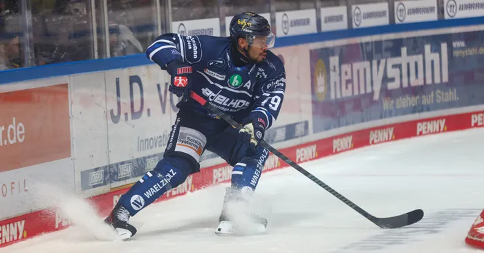 Colin Ugbekile von den Iserlohn Roosters fährt mit dem Eishockeyschläger über das Eis.