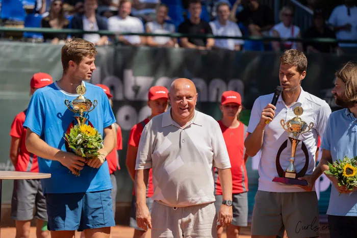 Kalender und Serdarušić halten bei der Siegerehrung der Platzmann Open 2026 Trophäen und einen Sonnenblumenstrauß.