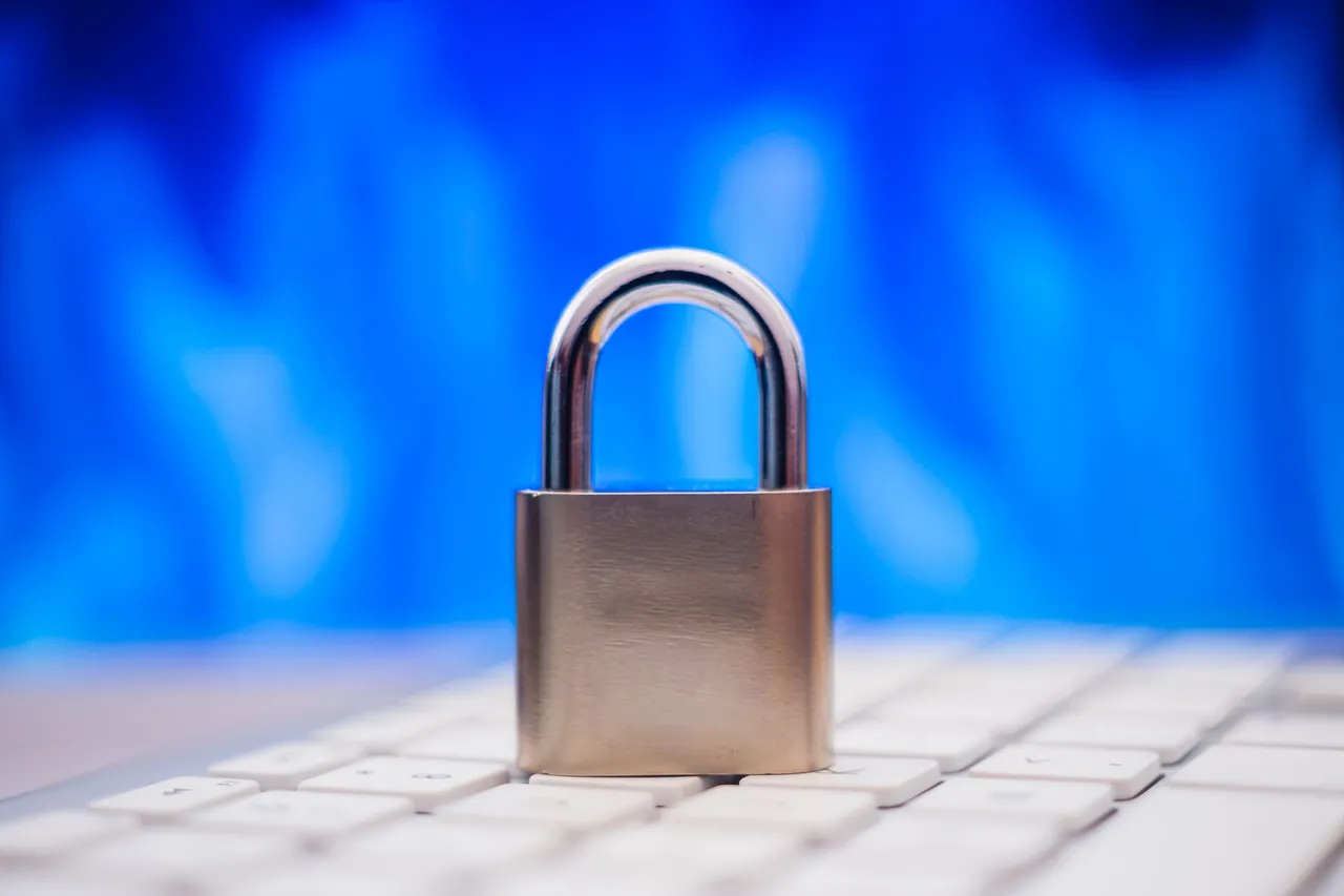 Vorhängeschloss auf einer Computertastatur, symbolisch für Datensicherheit und Privatsphäre im Zusammenhang mit Künstlicher Intelligenz.