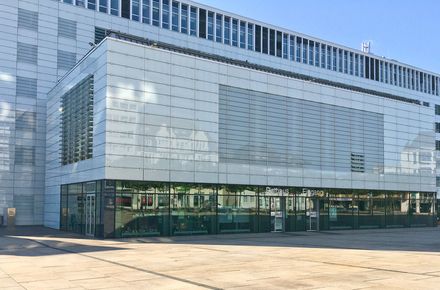 Modernes Rathaus Lüdenscheid mit Glasfassade und Eingängen im Erdgeschoss.
