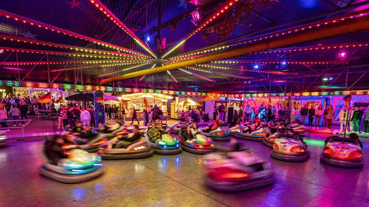 Autoscooter-Fahrt auf der Kirmes Hohe Steinert in Lüdenscheid, viele Menschen im Hintergrund.