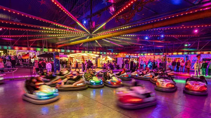 Autoscooter-Fahrt auf der Kirmes Hohe Steinert in Lüdenscheid, viele Menschen im Hintergrund.
