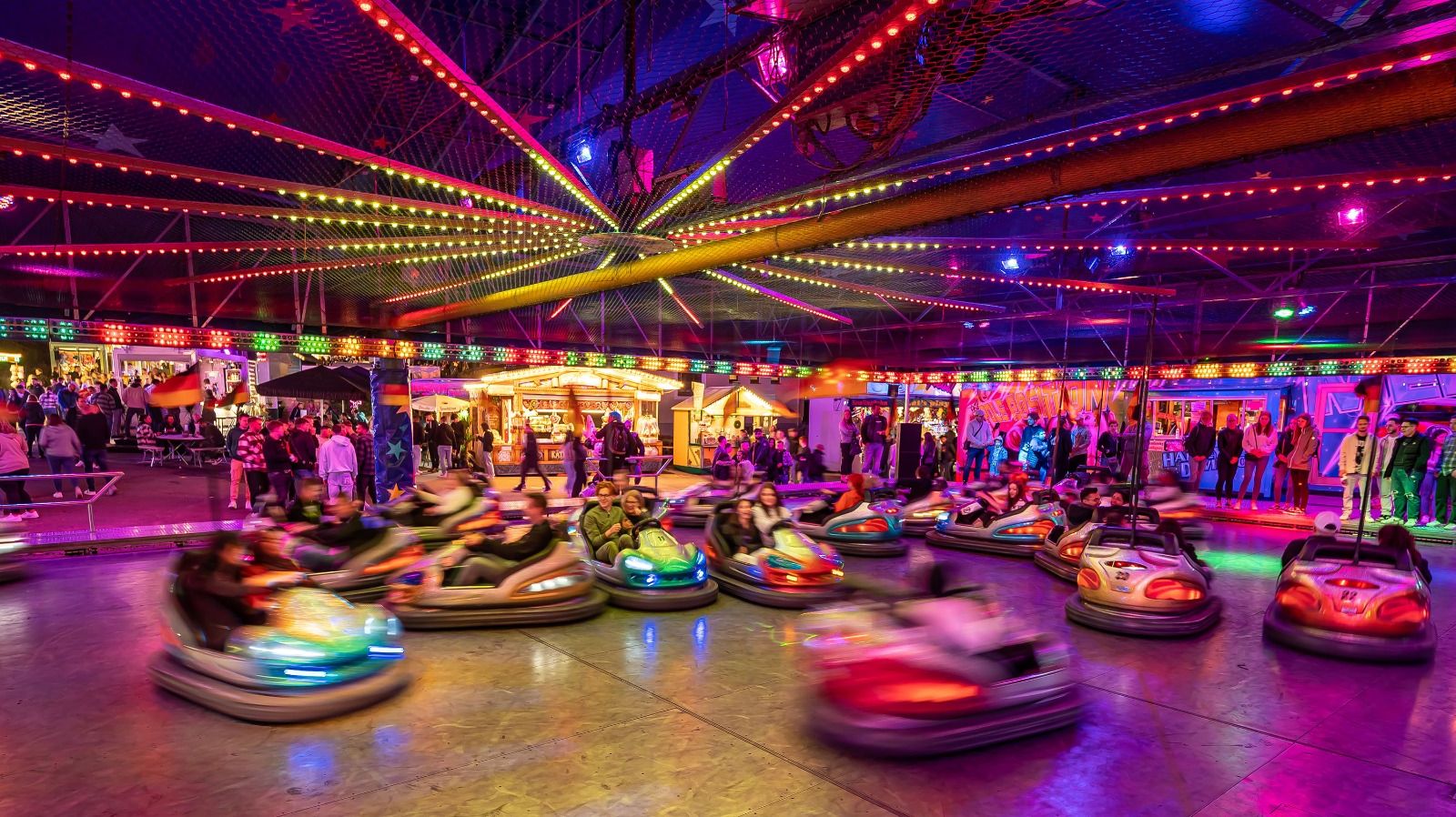 Autoscooter-Fahrt auf der Kirmes Hohe Steinert in Lüdenscheid, viele Menschen im Hintergrund.