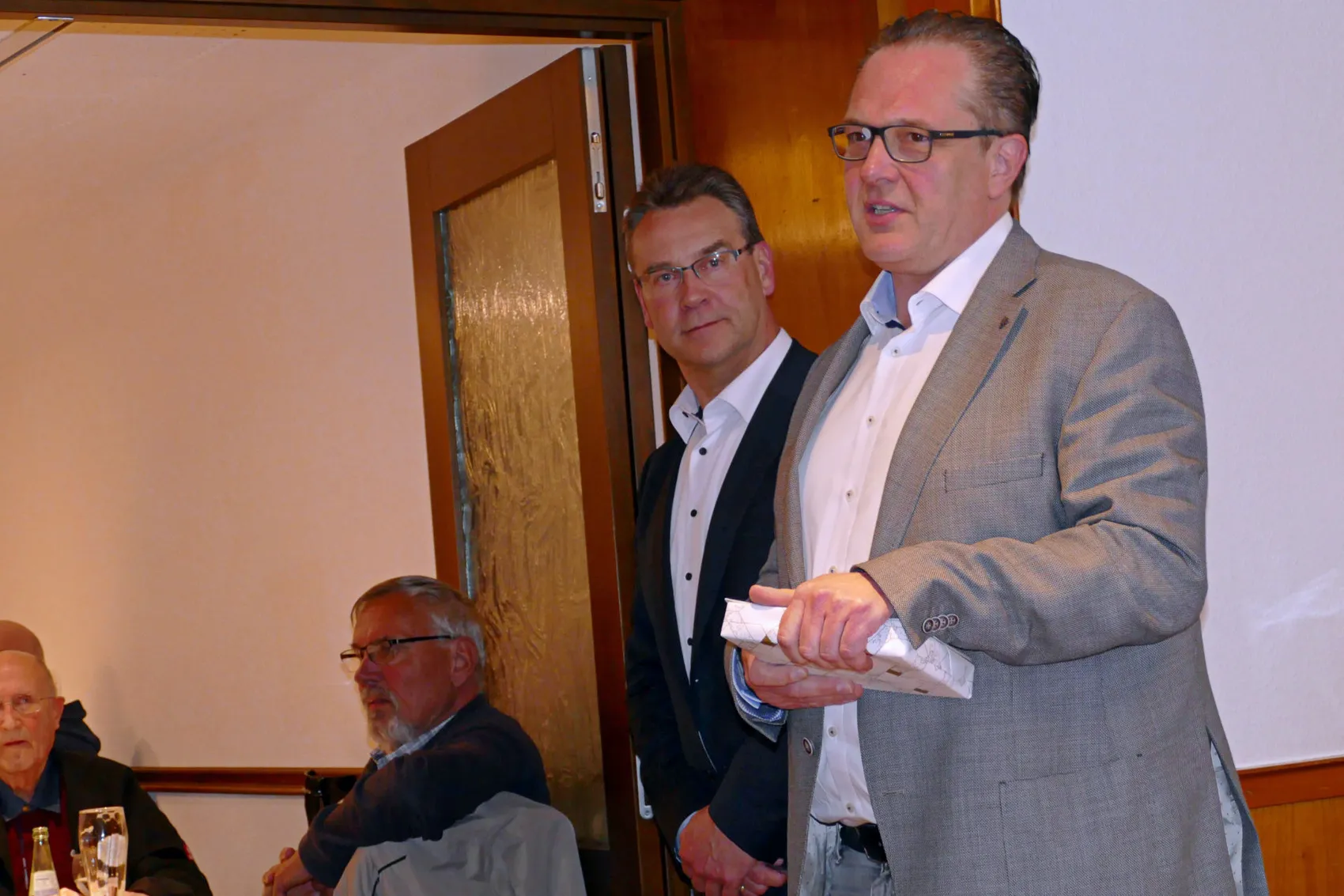 Thomas Hartung, CDU-Vorsitzender, begrüßt Volker Neumann, Geschäftsführer von STL, bei einer Diskussionsveranstaltung im Landgasthof Schürmann.