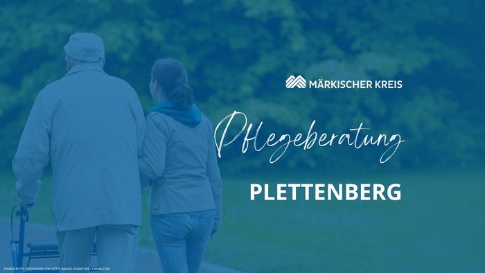 Zwei Personen gehen nebeneinander auf einem verschwommenen grünen Hintergrund, eine davon schiebt einen Rollator. Im Bild steht in geschwungener Schrift 'Pflegeberatung Plettenberg' und das Logo des Märkischen Kreises.