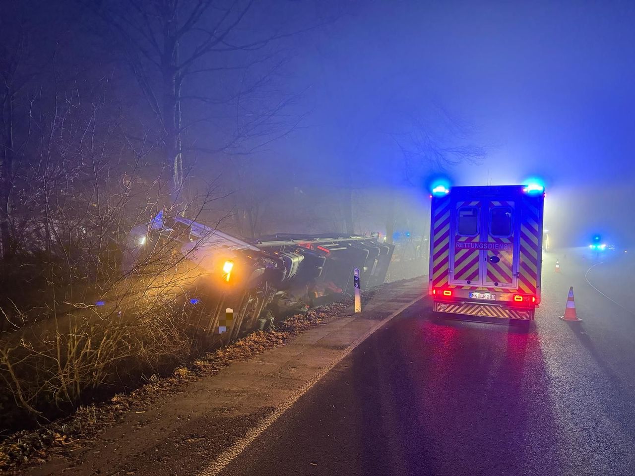 B229: Lkw landet im Graben | LokalDirekt