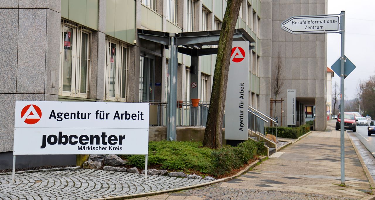 Gebäude der Agentur für Arbeit und des Jobcenters im Märkischen Kreis mit Hinweisschildern zum Berufsinformationszentrum.