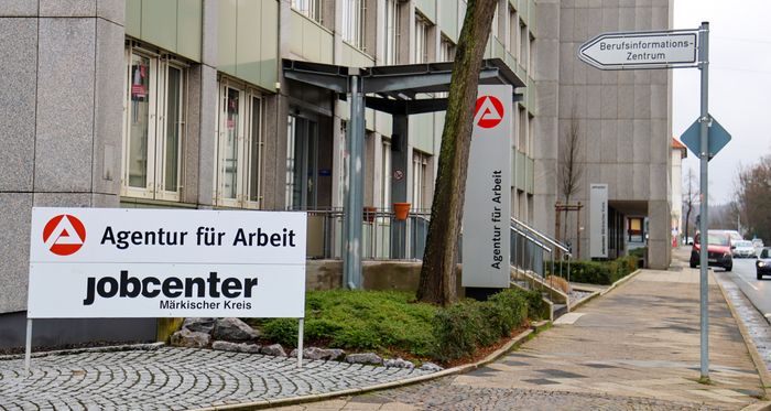 Gebäude der Agentur für Arbeit und des Jobcenters im Märkischen Kreis mit Hinweisschildern zum Berufsinformationszentrum.