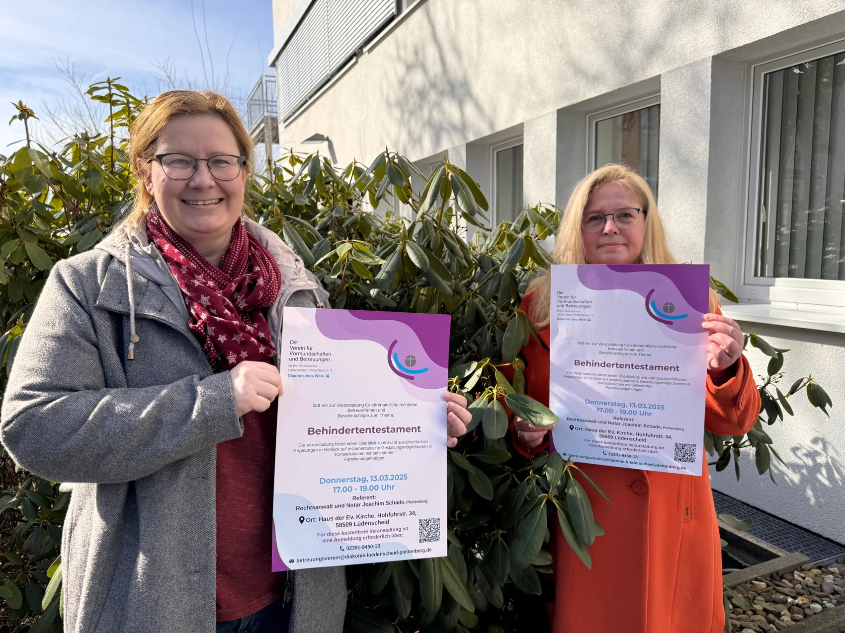 Zwei Frauen vor Plakaten zur Veranstaltung „Behindertentestament“ am 13.03.2025. Christine Langebartels und Sabine Rehbein informieren über die rechtliche Gestaltung von Regelungen für Menschen mit Behinderung.