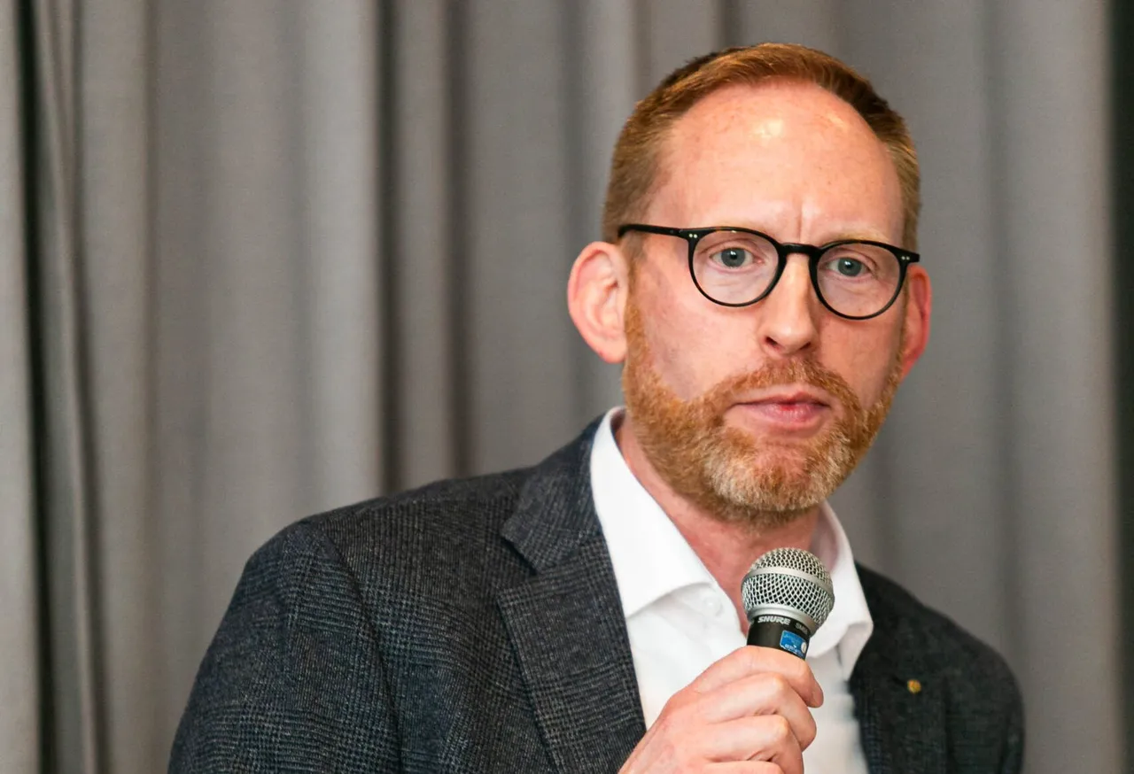 Oliver Fröhling, Fraktionsvorsitzender der CDU, spricht in ein Mikrofon. Er trägt eine Brille und einen dunklen Anzug.