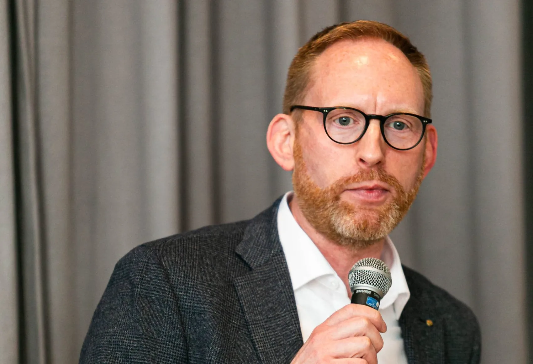 Oliver Fröhling, Fraktionsvorsitzender der CDU, spricht in ein Mikrofon. Er trägt eine Brille und einen dunklen Anzug.