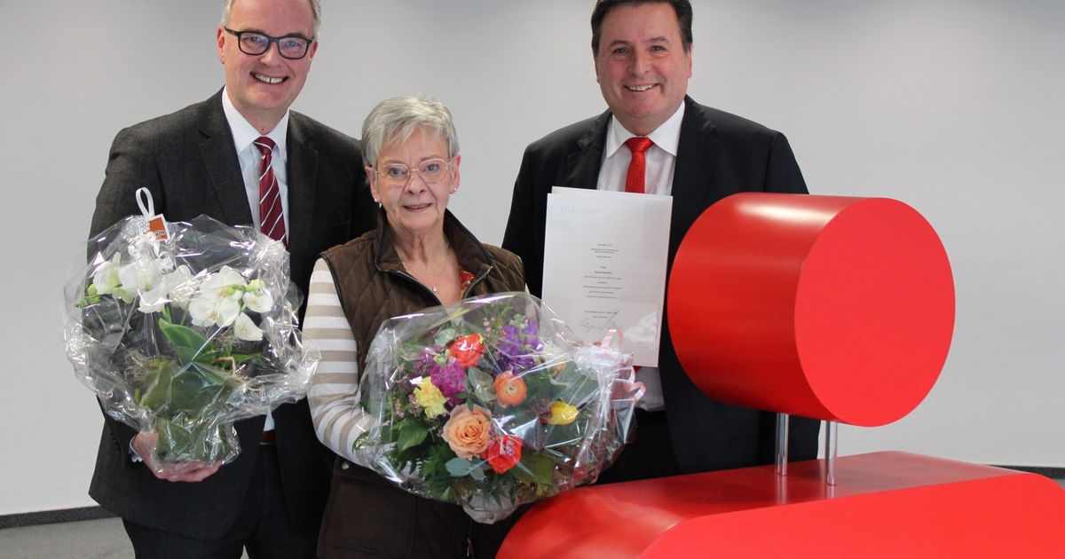 Sylvia Reichelt F r 25 j hrige Loyalit t Und Treue Geehrt LokalDirekt sylvia-reichelt-f-r-25-j-hrige-loyalit-t-und-treue-geehrt-lokaldirekt