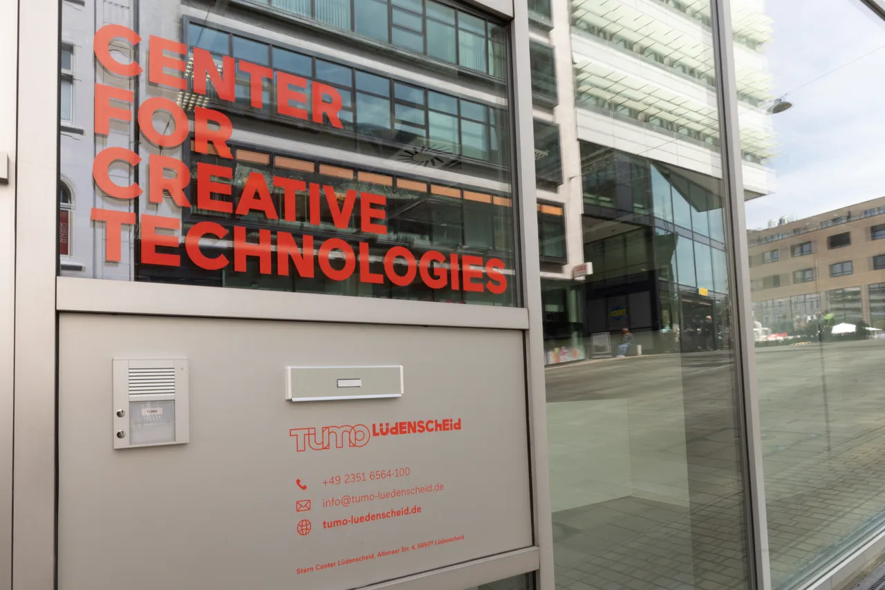 Fassadenschriftzug „CENTER FOR CREATIVE TECHNOLOGIES“ über dem Eingangsbereich von Tumo Lüdenscheid mit Kontaktinformationen.