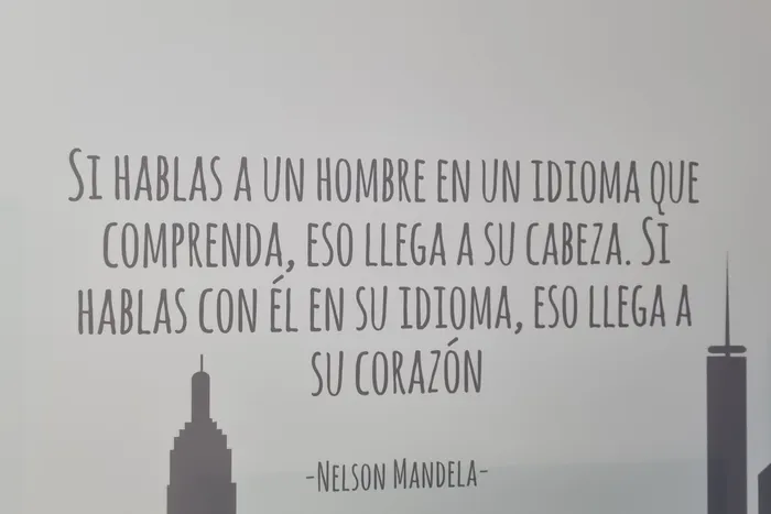 Zitat von Nelson Mandela auf Spanisch: „Wenn du zu einem Menschen in einer Sprache sprichst, die er versteht, erreicht es seinen Verstand. Wenn du mit ihm in seiner Sprache sprichst, erreicht es sein Herz.“