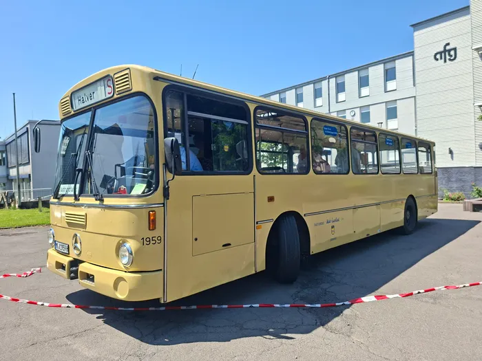 Gelber Oldtimerbus mit dem Baujahr 1959 und dem Schriftzug 