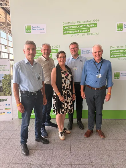 Fünf Personen stehen lächelnd vor Werbeplakaten des Deutschen Bauerntags 2026 in Freiburg. Von links: Henner Braach, Ulrich Brinckmann, Dr. Christina Große-Frericks, Dietmar Trimpop und Michael Richard.