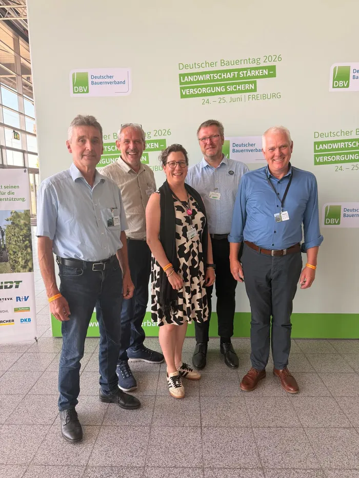 Fünf Personen stehen lächelnd vor Werbeplakaten des Deutschen Bauerntags 2026 in Freiburg. Von links: Henner Braach, Ulrich Brinckmann, Dr. Christina Große-Frericks, Dietmar Trimpop und Michael Richard.