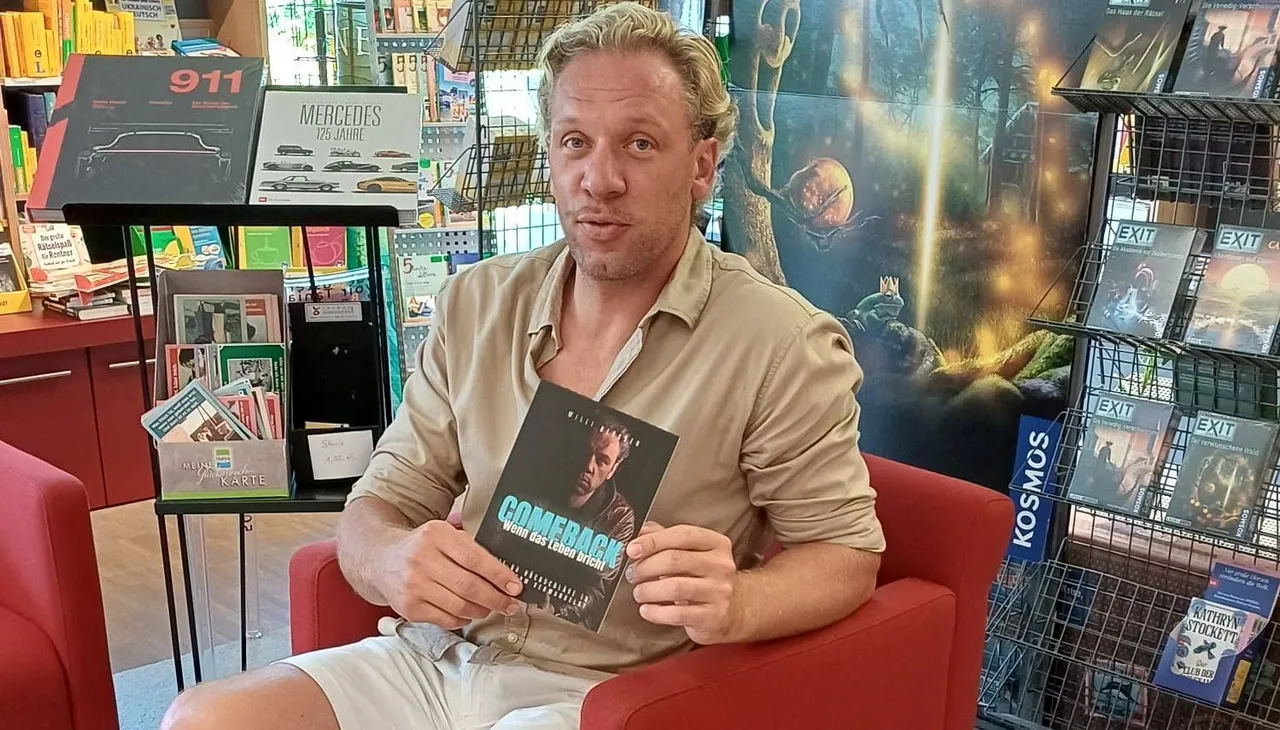 Wilhelm Derksen sitzt in einem roten Sessel in einer Buchhandlung und hält sein neues Buch 