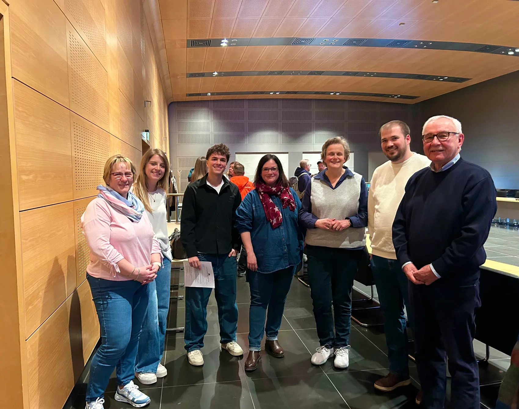 Elias Ignatzek, Initiator des Antrags für eine Stadt-Schülervertretung, umgeben von Mitgliedern der CDU- und SPD-Fraktion im Schulausschuss nach der Beschlussfassung.