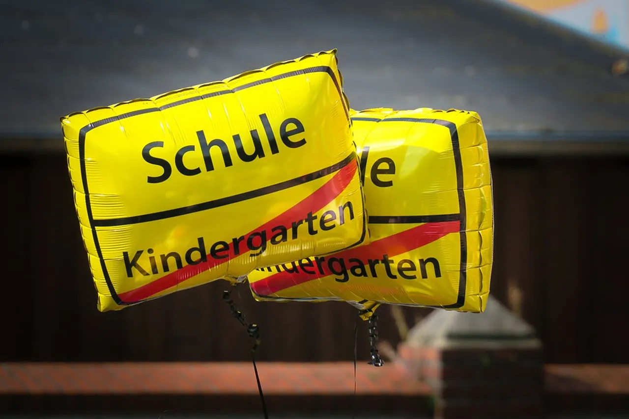 Zwei gelbe Folienballons mit der Aufschrift „Schule“ und „Kindergarten“.
