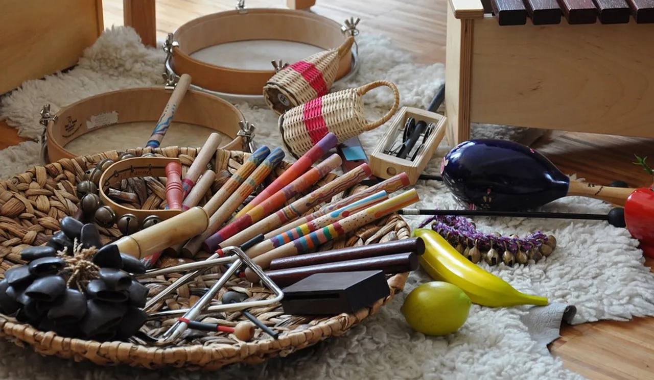 Verschiedene Perkussionsinstrumente wie Tamburine, Rhythmusstäbe und Maracas liegen auf einem hellen Teppich.