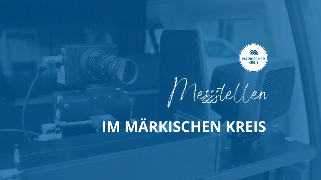 Professionelle Filmkamera auf einem Tisch, rechts das Logo des Märkischen Kreises und der Text 
